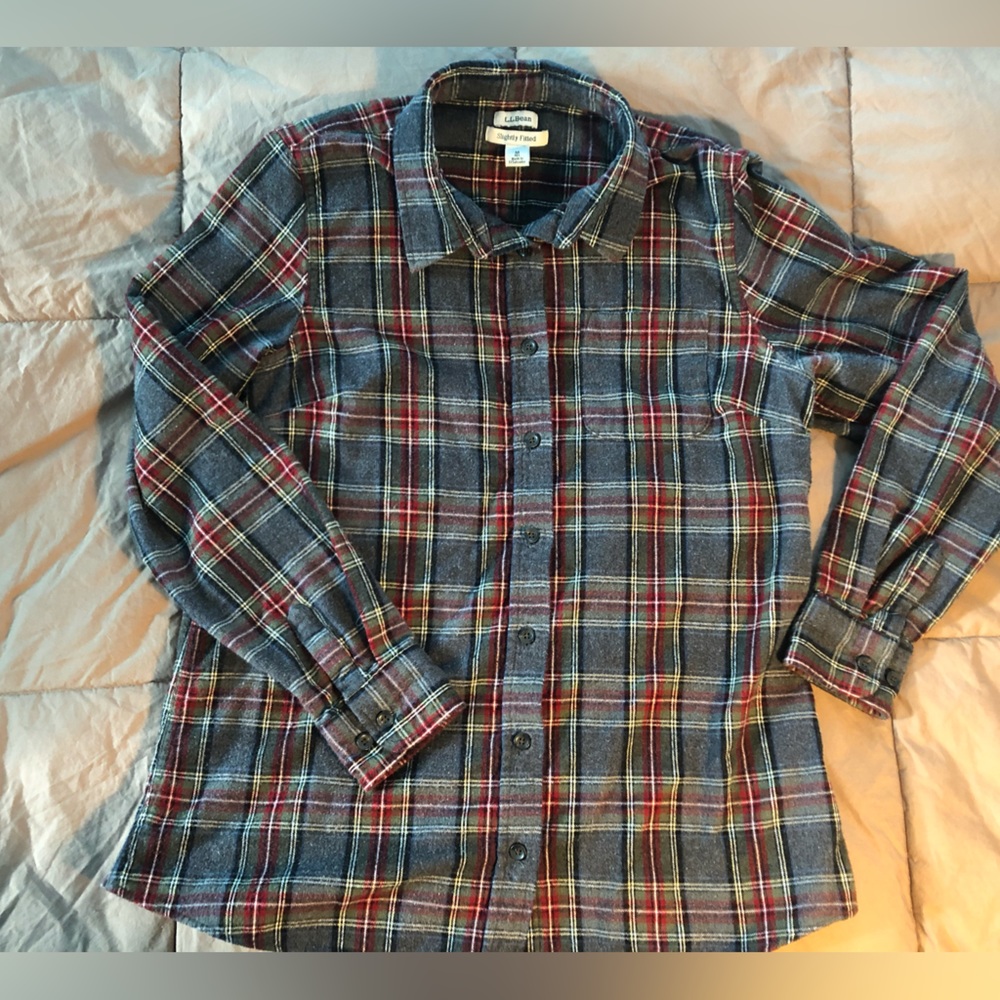 L.L. Bean women’s scotch plaid flannel. Slightly fitted. Size medium.